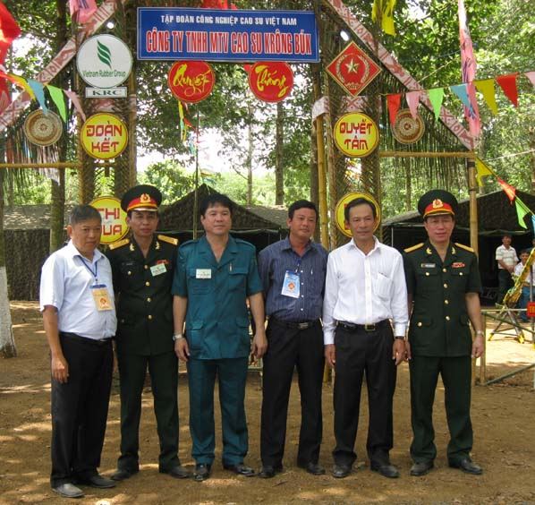 Ông Trần Ngọc Thuận - Tổng giám đốc - TĐCNCSVN đến thăm trại Công ty tại Hội thao Quốc phòng năm 2012.
