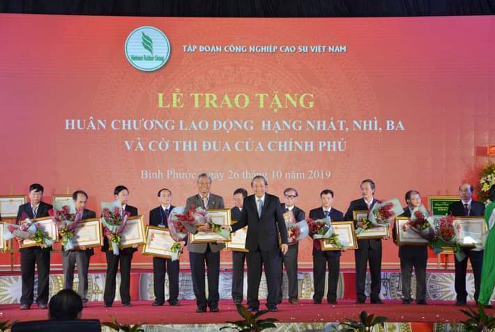 Đ/c Nguyễn Văn Hiền – Tổng giảm đốc Công ty – Vinh dự được nhận Huân chương lao dộng hạng III (năm 2019)
