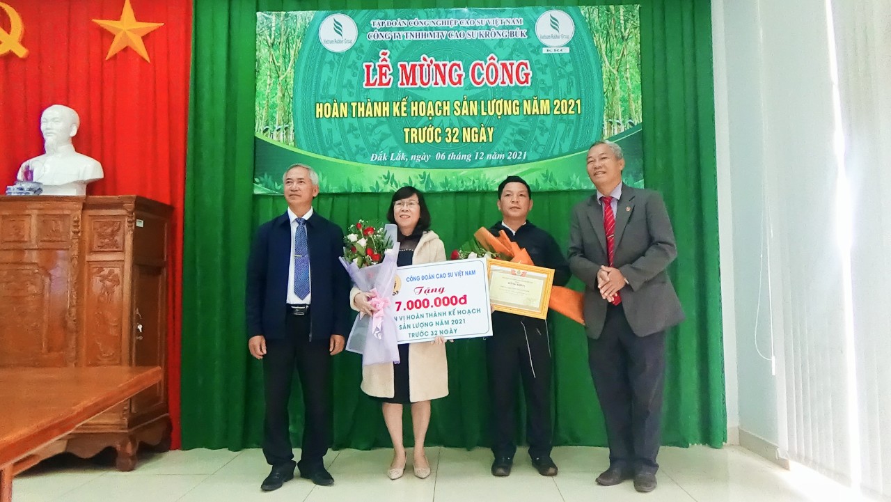 Đ/c Hoàng Văn Nhơn CT HĐTV và Đ/c Nguyễn Văn Hiền TGĐ Trao thưởng cho Công đoàn về trước kế hoạch 2021 