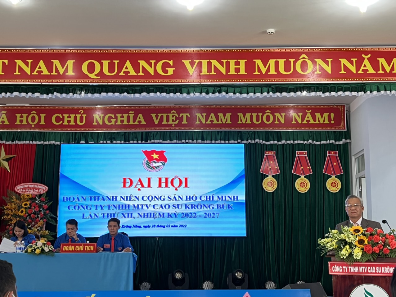Ông Nguyễn Văn Hiền - Bí thư Đảng ủy, TV HĐTV, TGĐ phát biểu tại Đại hội 